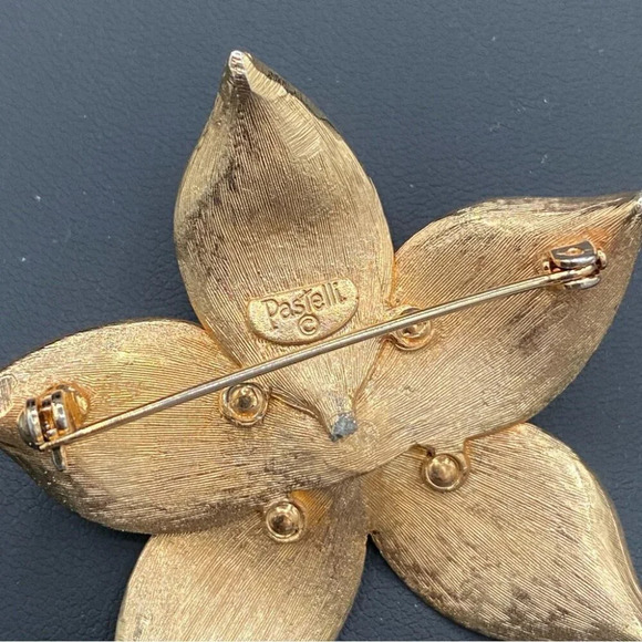 Vintage Signed Pastelli Textured  Gold Tone Floral Brooch - Picture 11 of 11